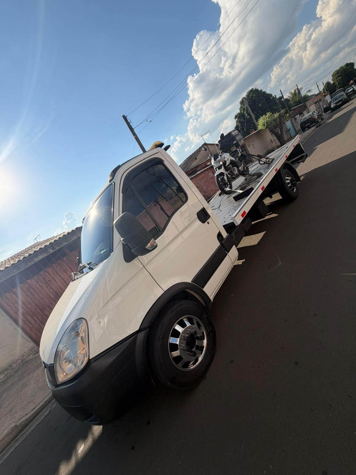 Guincho da VH Guinchos transportando motocicleta em plataforma