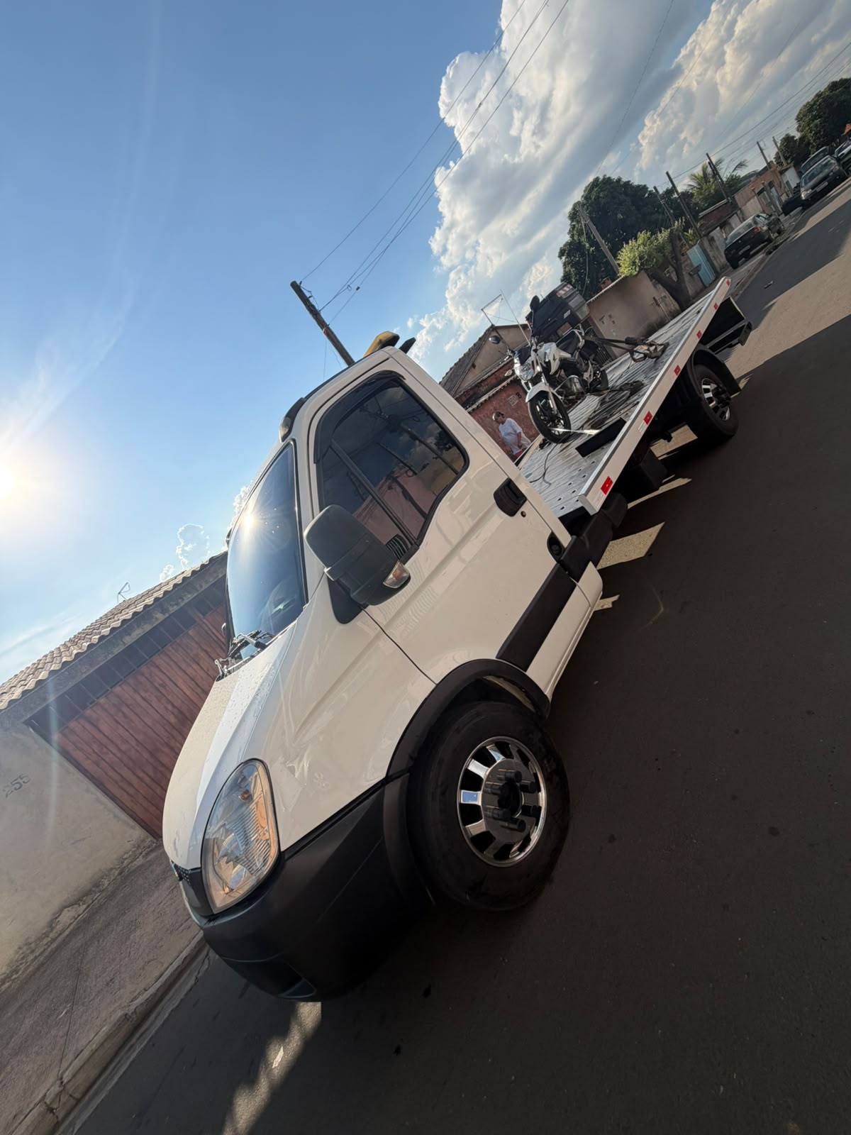 Caminhão guincho da VH Guinchos pronto para atendimento com motocicleta na plataforma